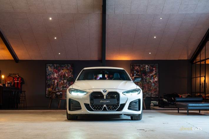 Hvid BMW i4 fra 2024