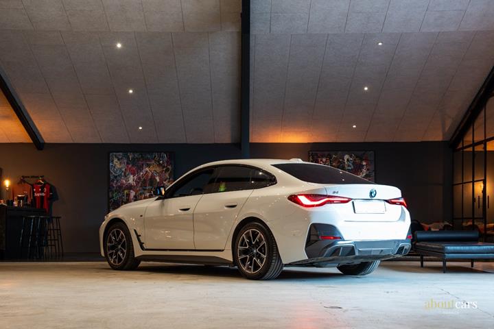 Hvid BMW i4 fra 2024