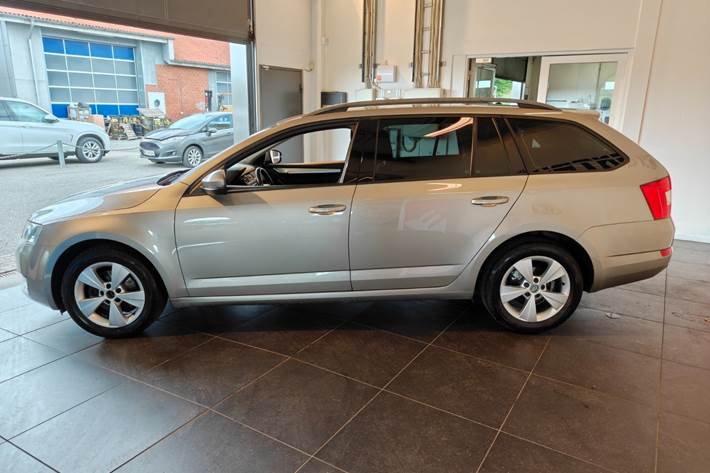 Orange Skoda Octavia fra 2014