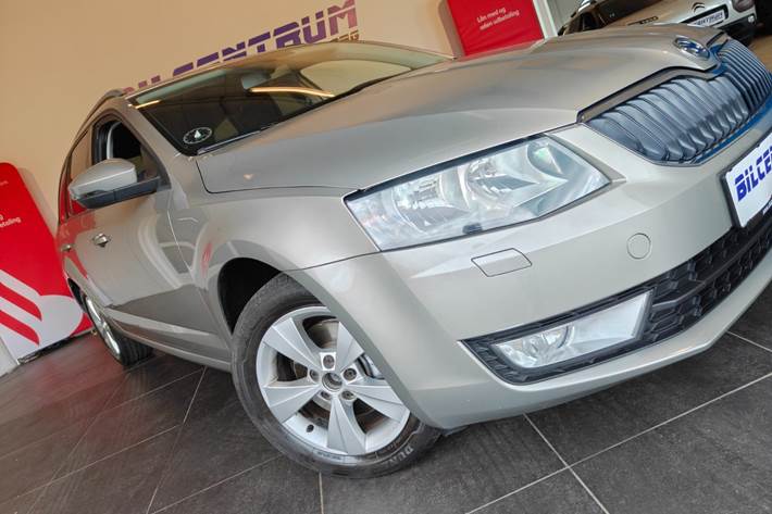 Orange Skoda Octavia fra 2014