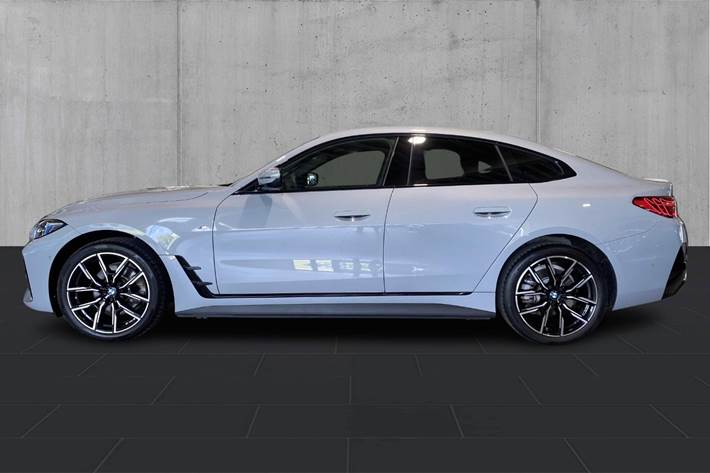 Grå BMW i4 fra 2026