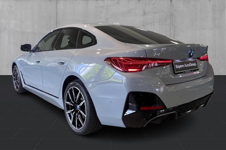 Grå BMW i4 fra 2026