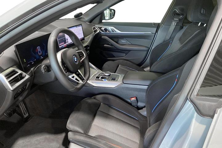 Grå BMW i4 fra 2026