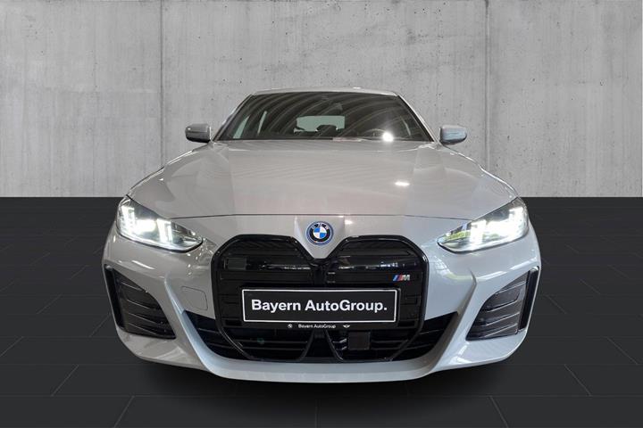 Grå BMW i4 fra 2026