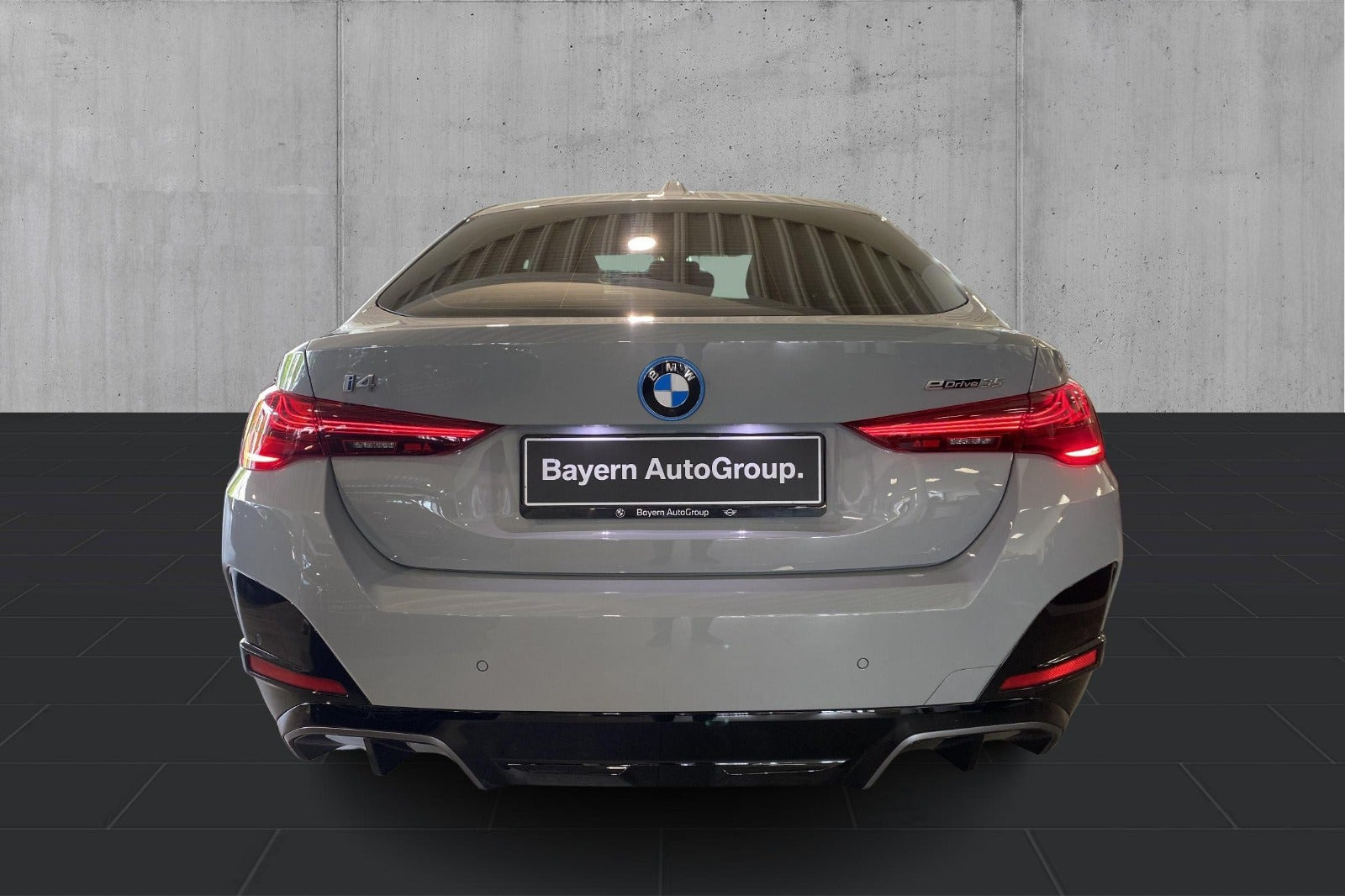 Grå BMW i4 fra 2026