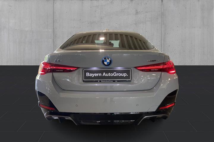 Grå BMW i4 fra 2026