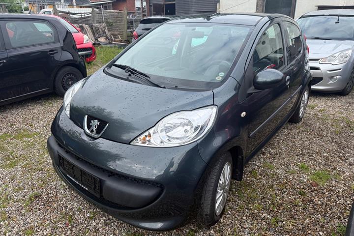 Grå Peugeot 107 fra 2008
