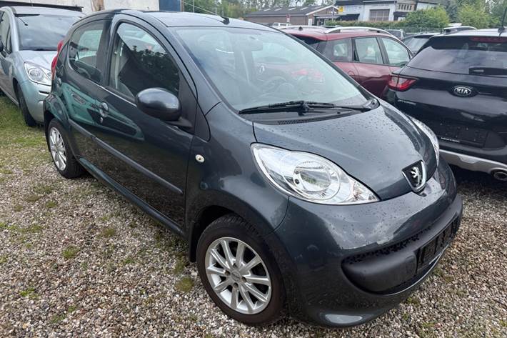 Grå Peugeot 107 fra 2008