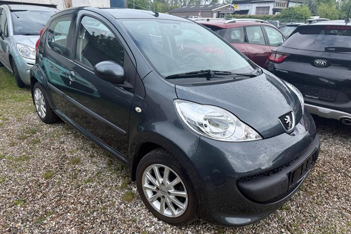 Grå Peugeot 107 fra 2008
