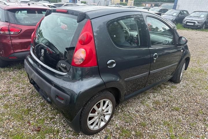 Grå Peugeot 107 fra 2008