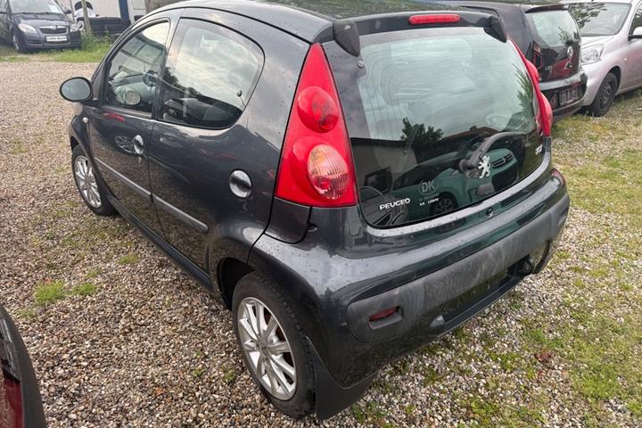 Grå Peugeot 107 fra 2008