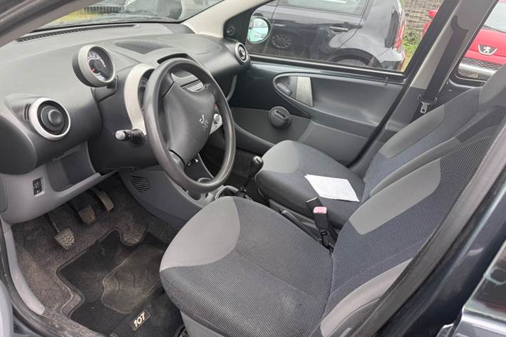 Grå Peugeot 107 fra 2008