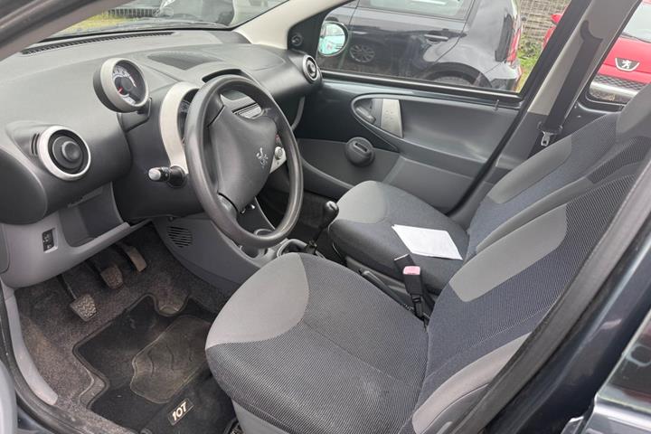 Grå Peugeot 107 fra 2008