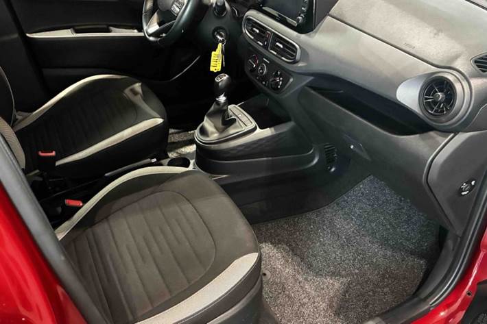 Rød Hyundai i10 fra 2021