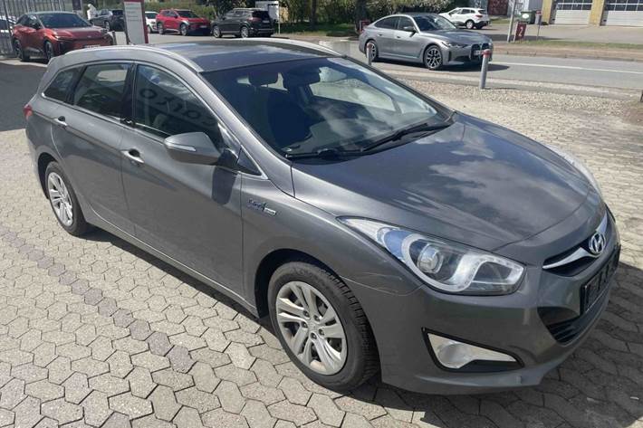 Grå Hyundai i40 fra 2015 set udefra