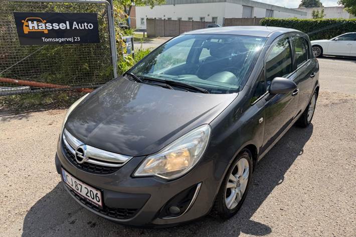 Grøn Opel Corsa fra 2011 set udefra