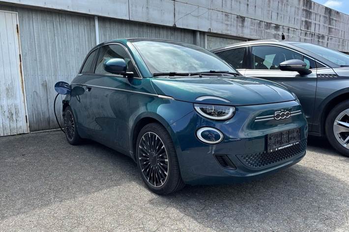 Blå Fiat 500e fra 2021