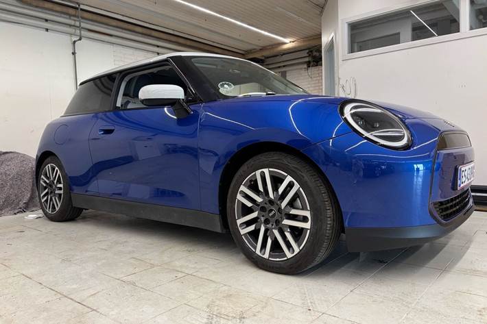 Blå Mini Cooper SE fra 2025