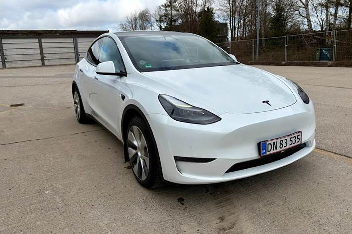 Hvid Tesla Model Y fra 2021