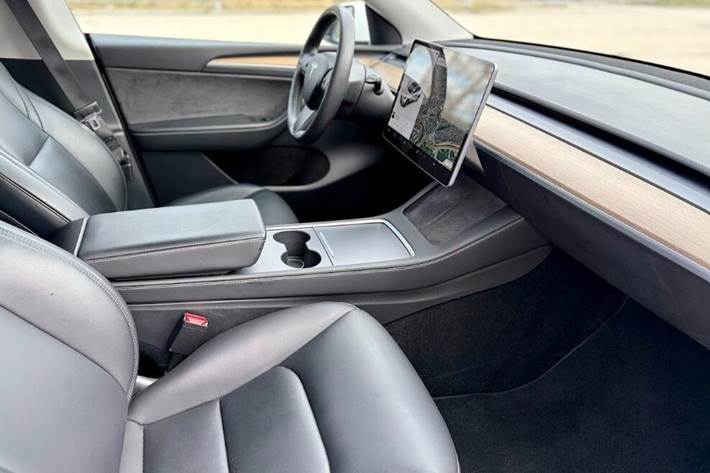 Hvid Tesla Model Y fra 2021