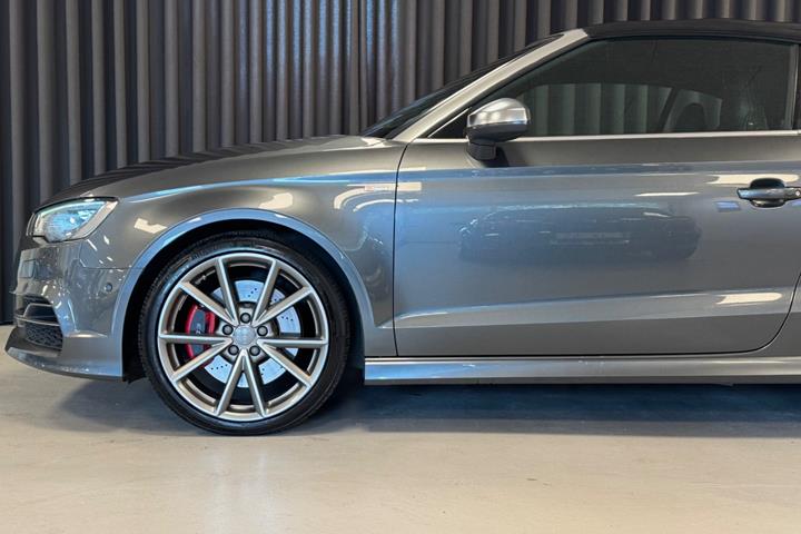 Grå Audi S3 fra 2015