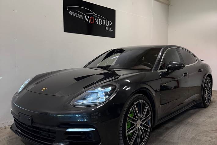 Grå Porsche Panamera 4 fra 2017