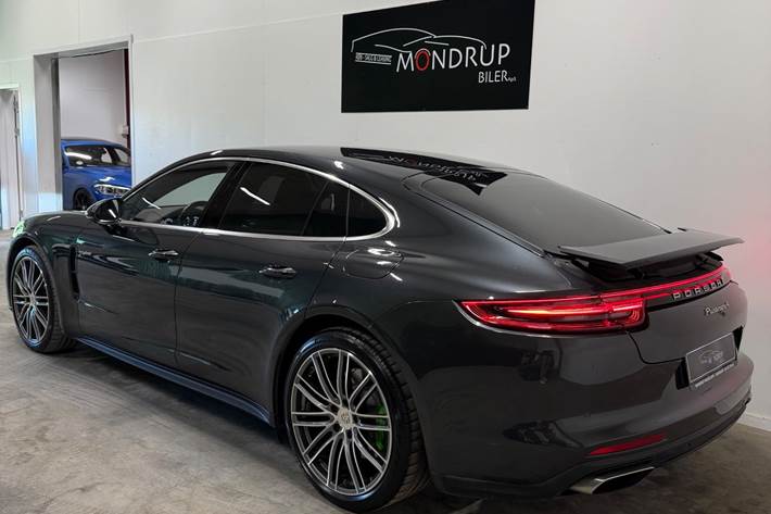 Grå Porsche Panamera 4 fra 2017