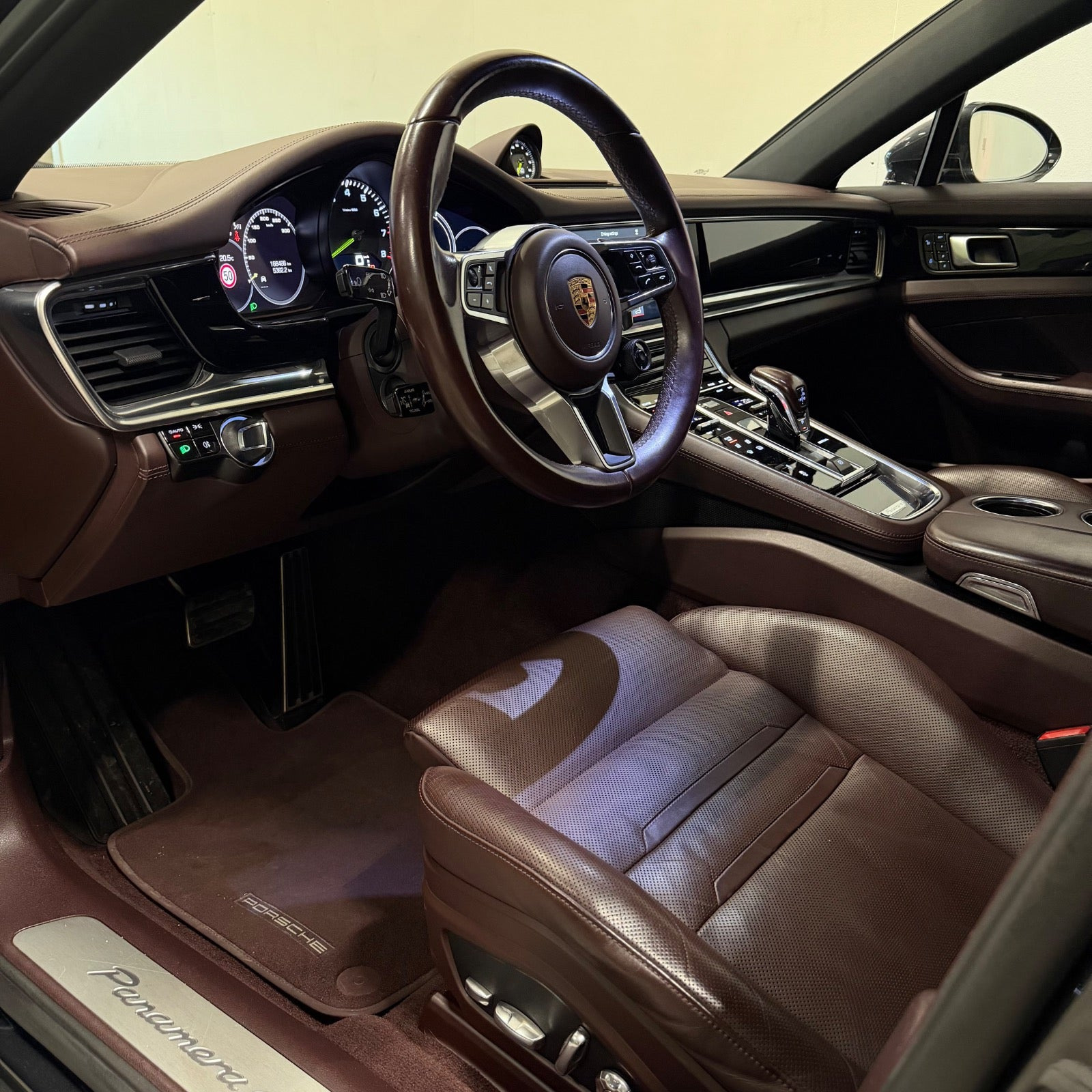 Grå Porsche Panamera 4 fra 2017