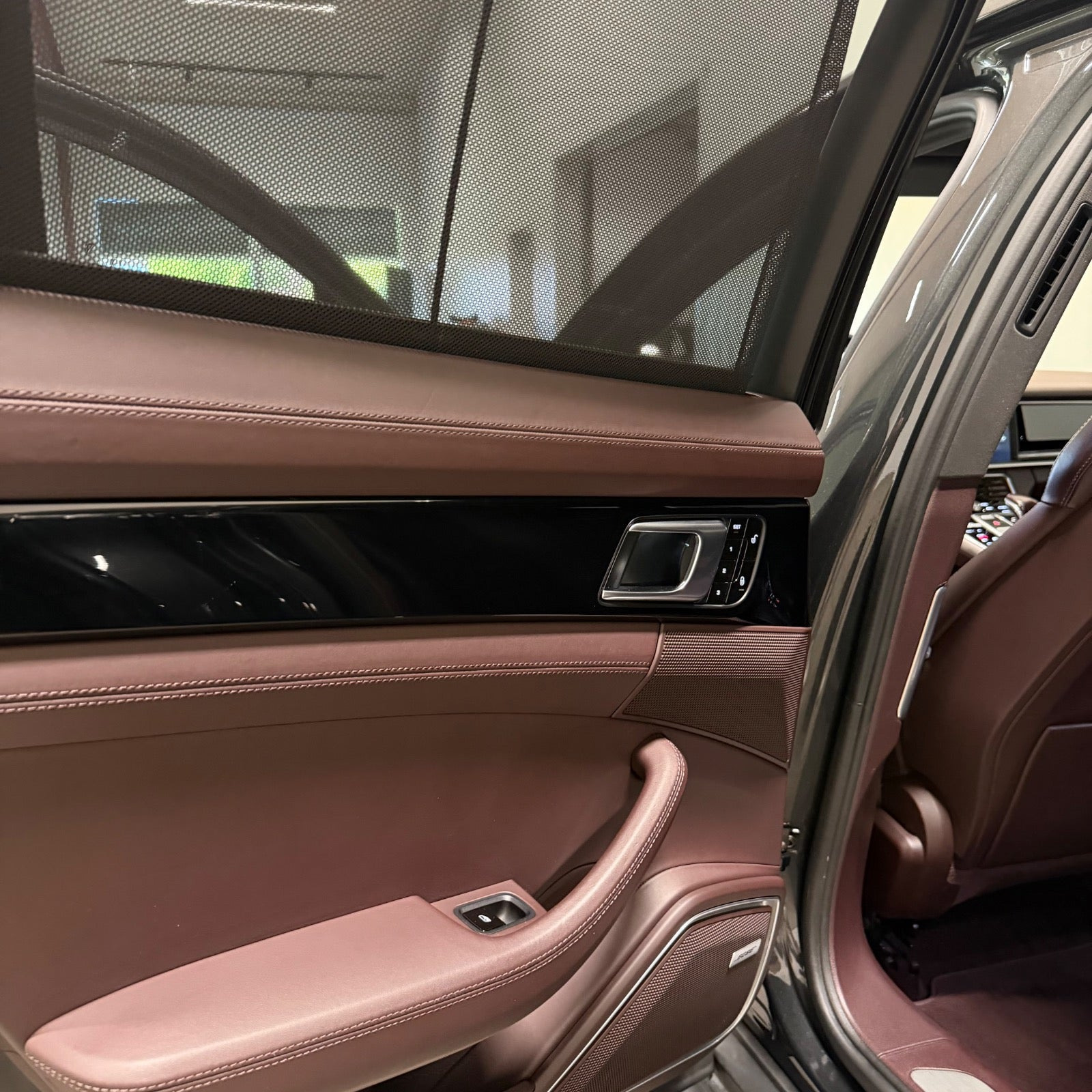Grå Porsche Panamera 4 fra 2017