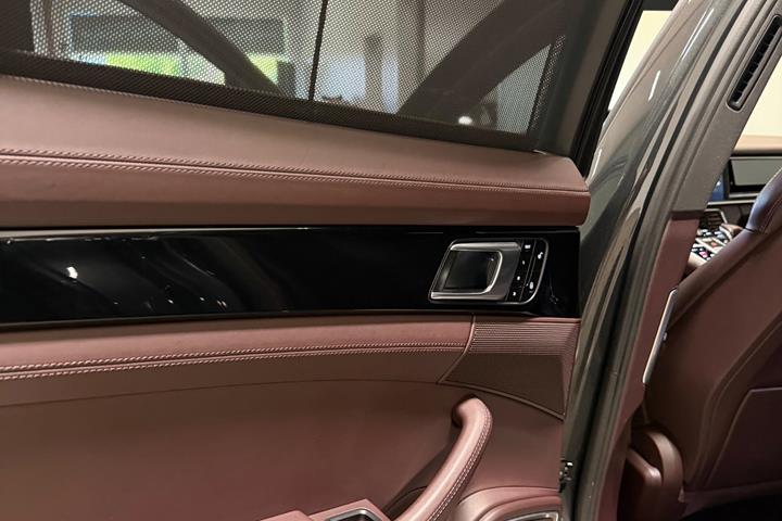 Grå Porsche Panamera 4 fra 2017