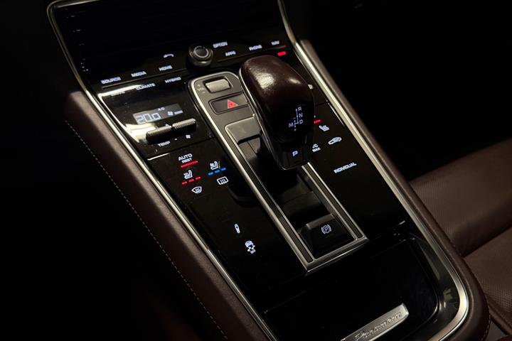 Grå Porsche Panamera 4 fra 2017