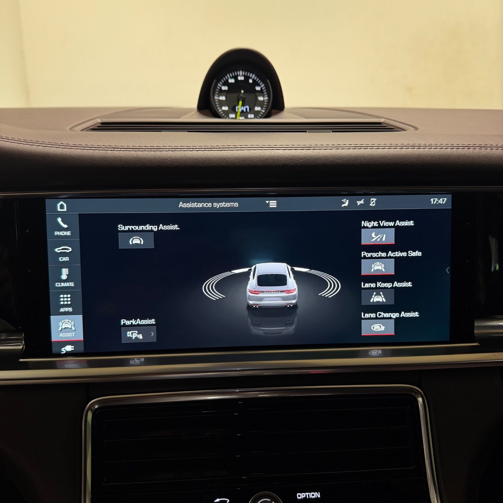 Grå Porsche Panamera 4 fra 2017