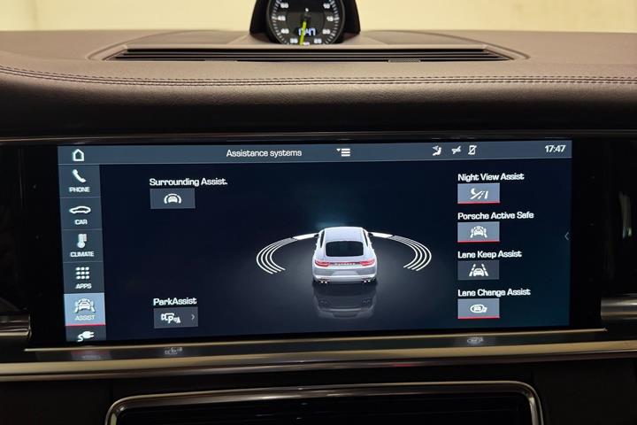 Grå Porsche Panamera 4 fra 2017