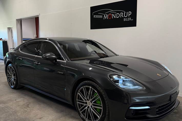 Grå Porsche Panamera 4 fra 2017
