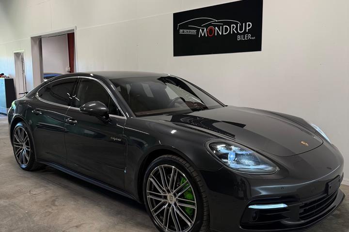 Grå Porsche Panamera 4 fra 2017
