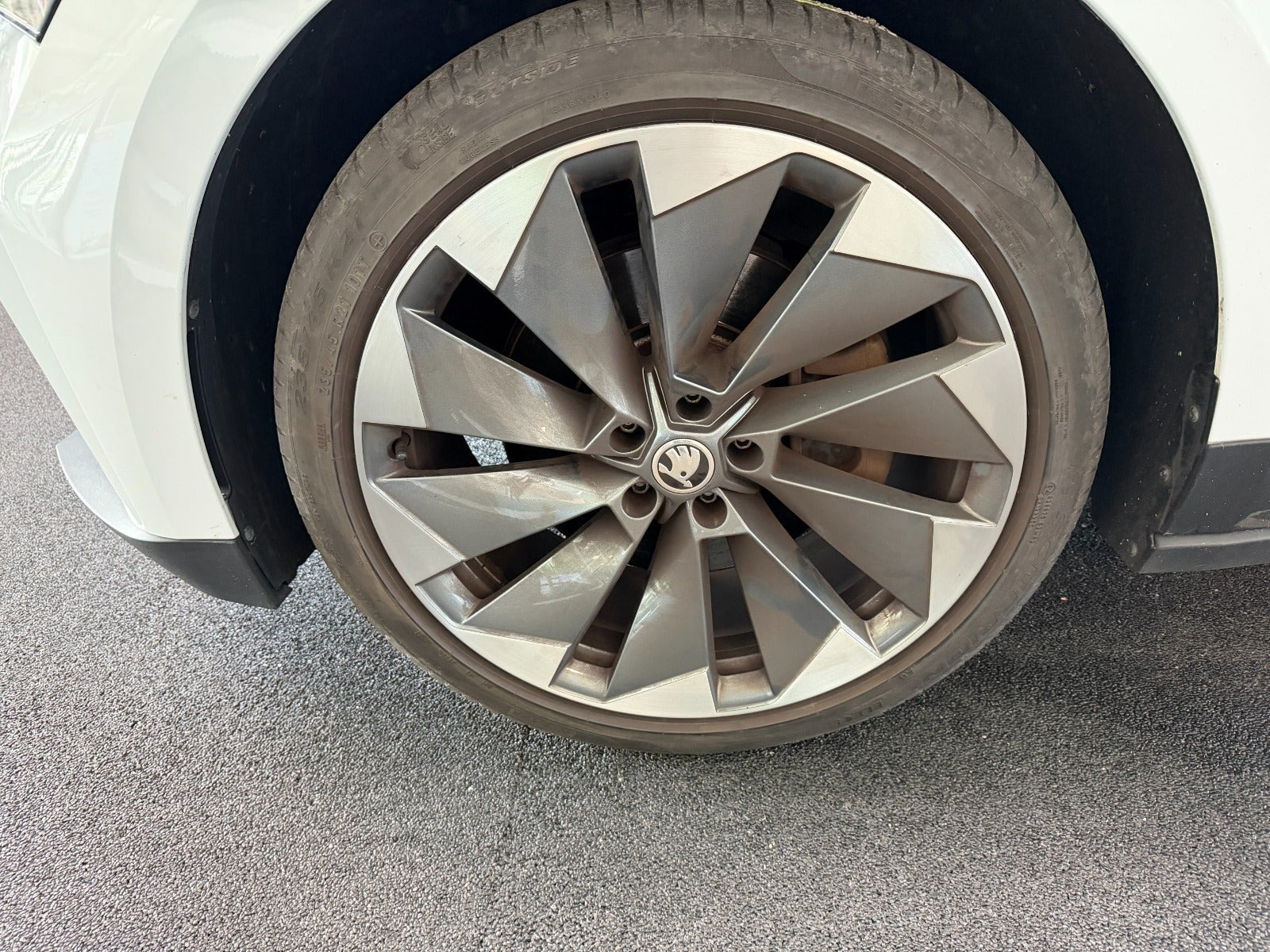 Hvid Skoda Enyaq fra 2021