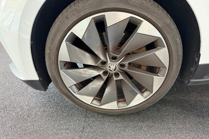 Hvid Skoda Enyaq fra 2021