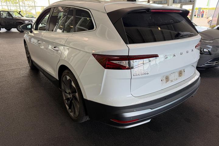 Hvid Skoda Enyaq fra 2021