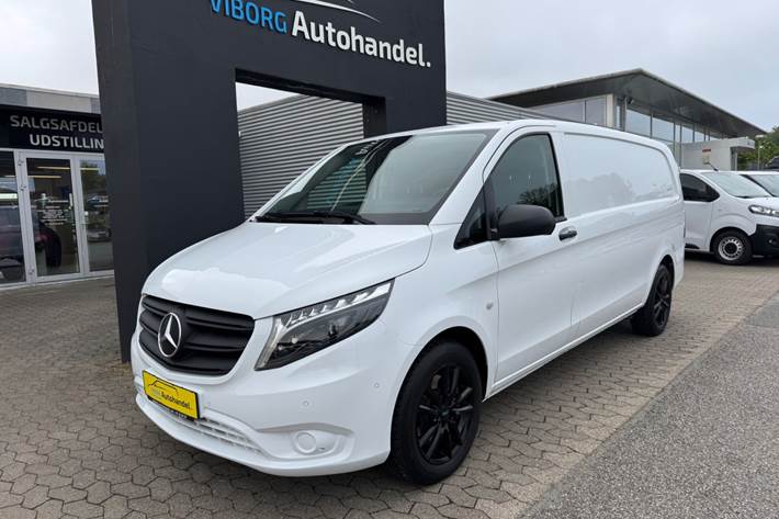 Hvid Mercedes Vito 119 fra 2023 set udefra