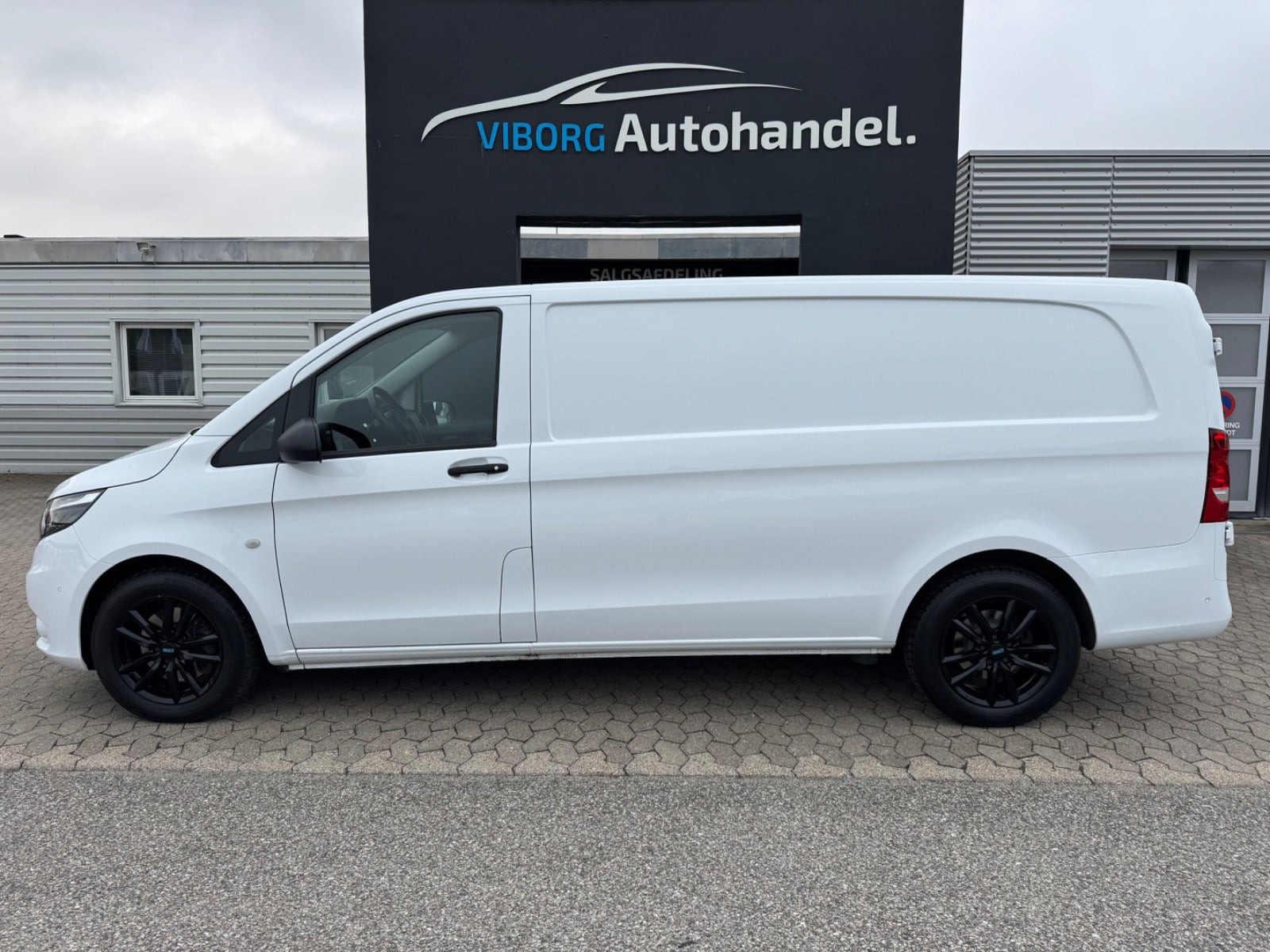 Hvid Mercedes Vito 119 fra 2023
