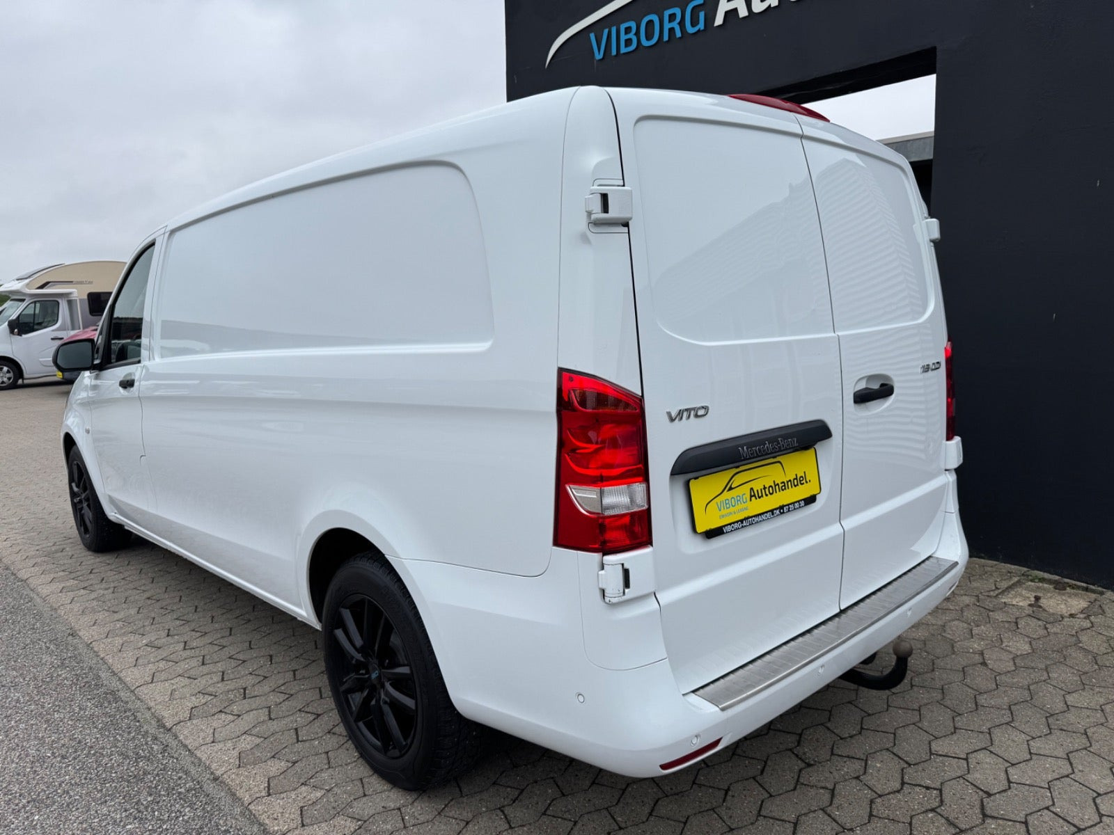 Hvid Mercedes Vito 119 fra 2023
