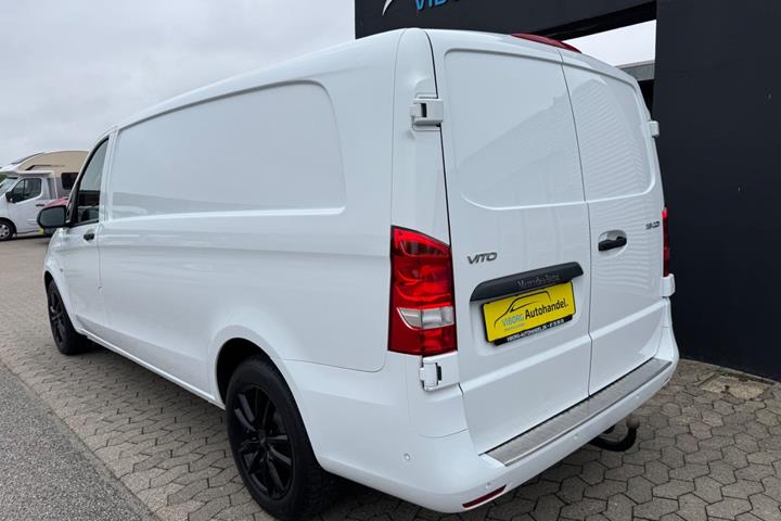 Hvid Mercedes Vito 119 fra 2023