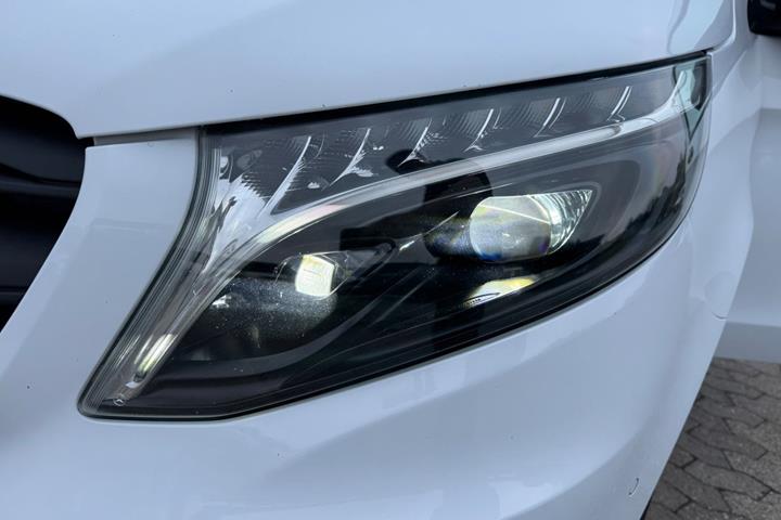 Hvid Mercedes Vito 119 fra 2023