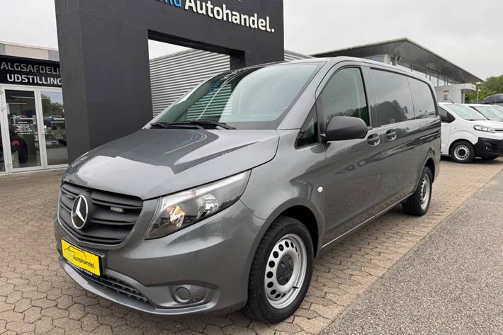Grå Mercedes Vito 116 fra 2024 set udefra