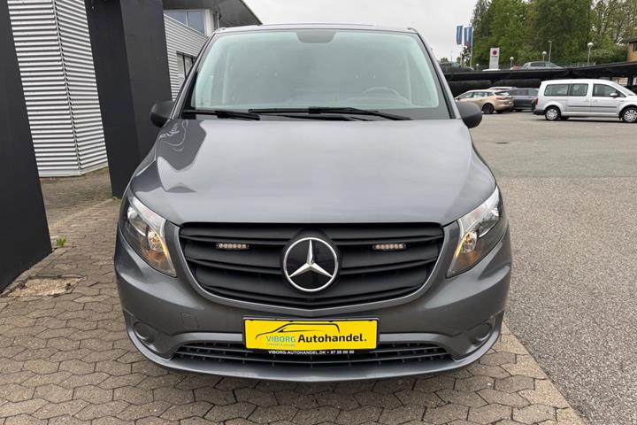Grå Mercedes Vito 116 fra 2024