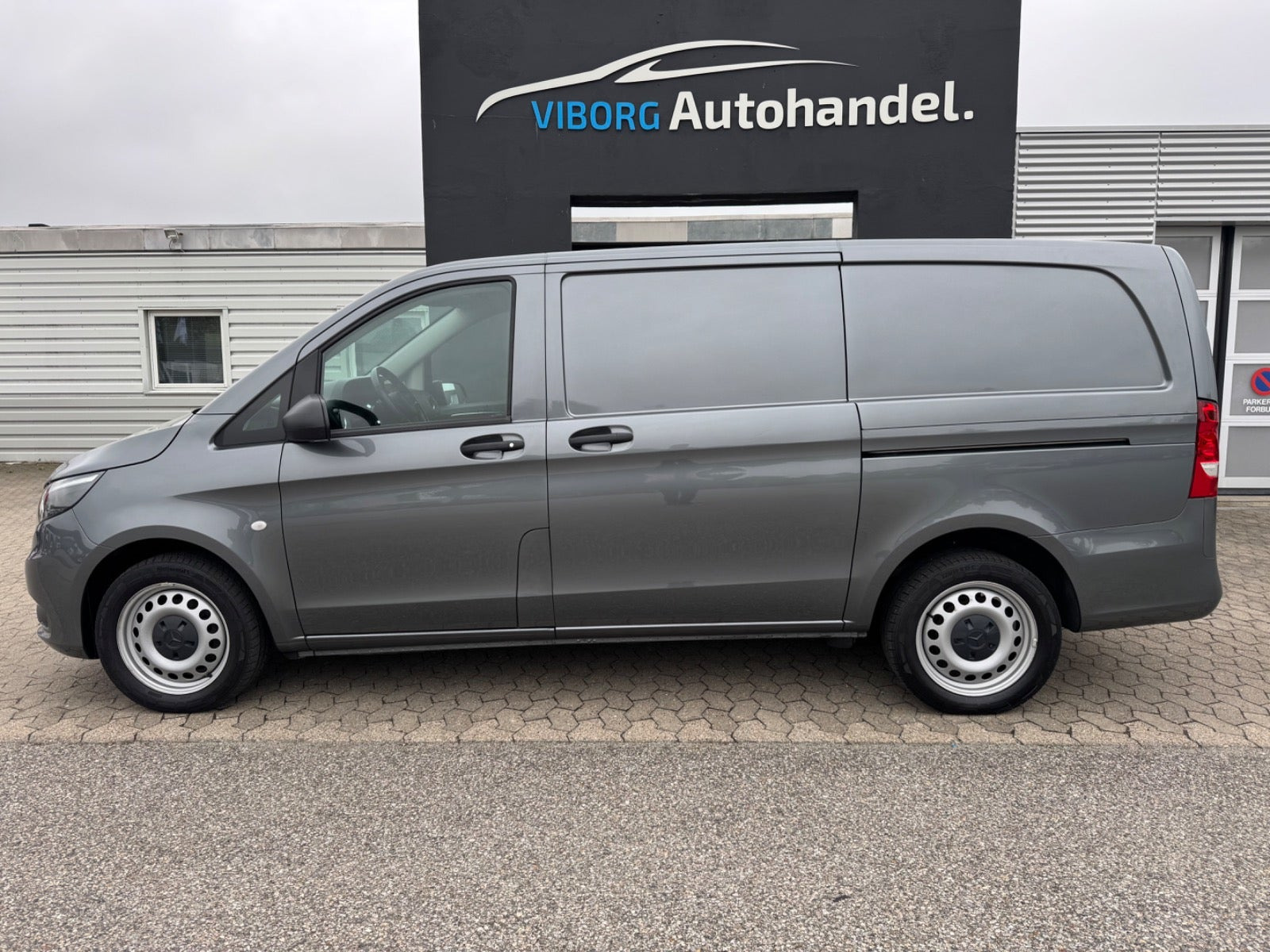 Grå Mercedes Vito 116 fra 2024
