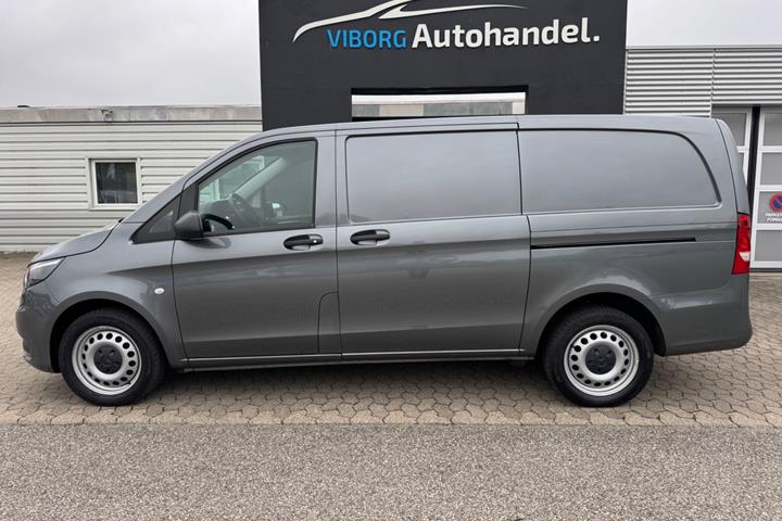 Grå Mercedes Vito 116 fra 2024