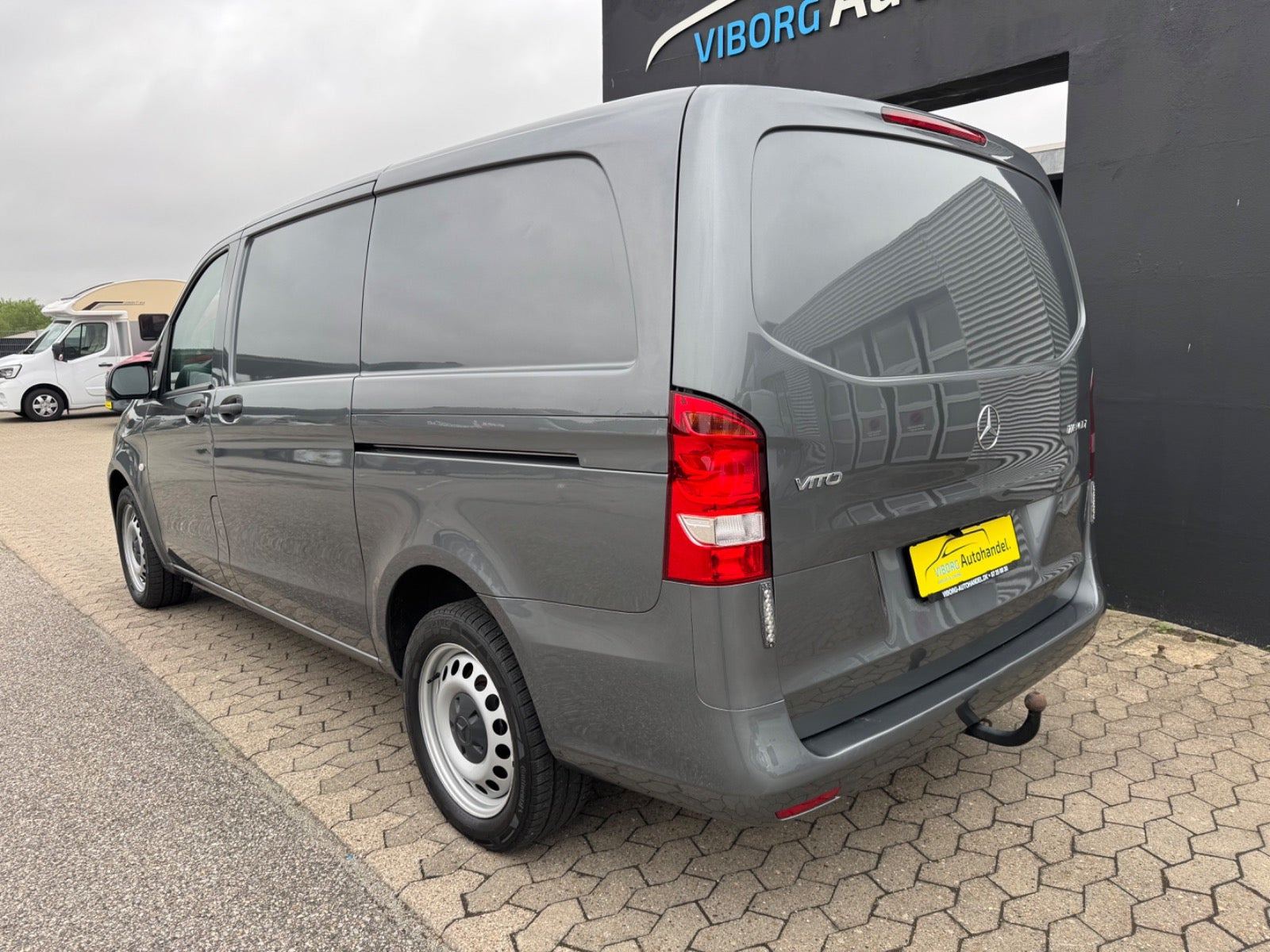 Grå Mercedes Vito 116 fra 2024