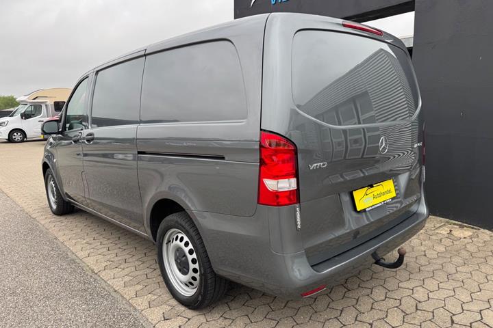 Grå Mercedes Vito 116 fra 2024
