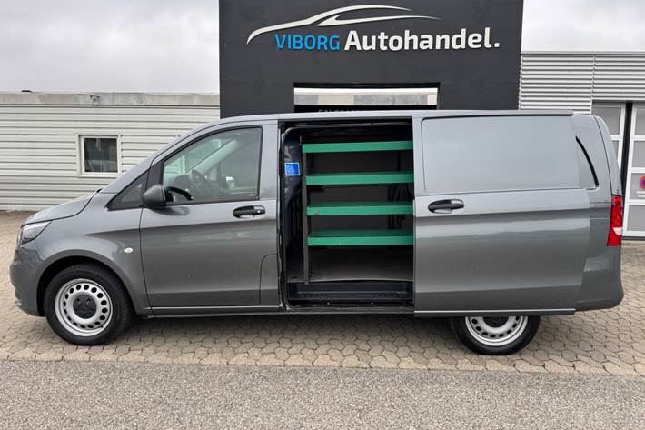 Grå Mercedes Vito 116 fra 2024